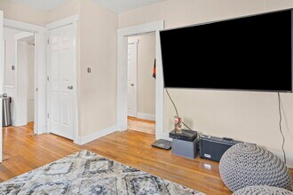 305 Cornell St, Unit #2 in Boston, MA - Foto de edificio - Building Photo