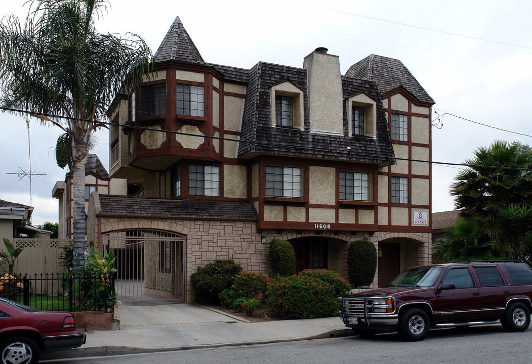11608 Acacia Ave in Hawthorne, CA - Foto de edificio