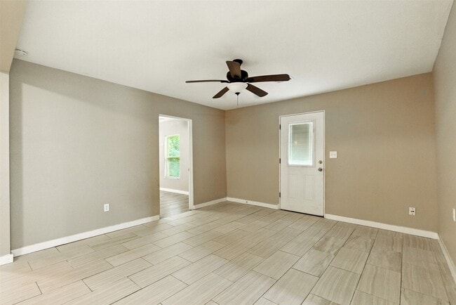 1718 N Travis Ave in Cleveland, TX - Building Photo - Building Photo