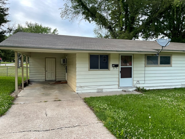 708 S Malcolm Ave in Chanute, KS - Building Photo - Building Photo