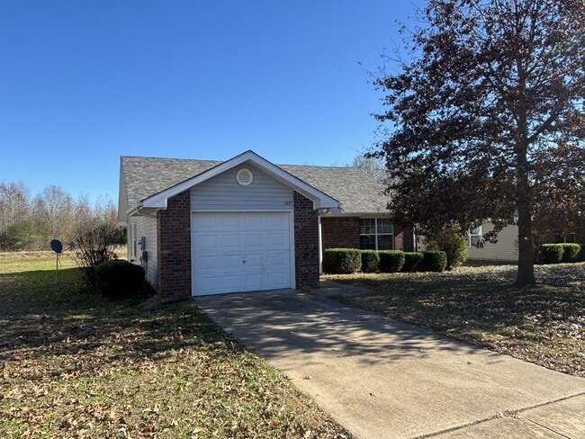 1423 Crape Myrtle Dr in Clarksville, AR - Building Photo - Building Photo