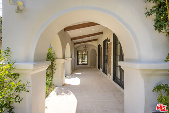 1109 Tower Rd in Beverly Hills, CA - Building Photo - Building Photo