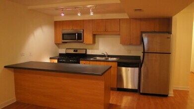 2130 W Concord Pl, Unit G in Chicago, IL - Building Photo - Building Photo