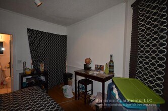 55 S Huntington Ave, Unit 302 in Boston, MA - Foto de edificio - Building Photo