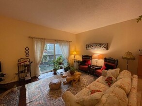 4654 Lower Dr, Unit Lower Dr in Lake Oswego, OR - Foto de edificio - Building Photo