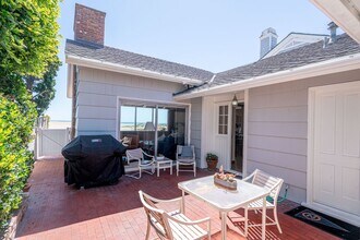 2124 E Oceanfront in Newport Beach, CA - Building Photo - Building Photo