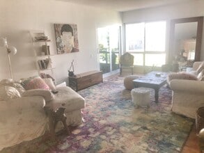 3200 S Sepulveda Blvd, Unit Master bed in Los Angeles, CA - Foto de edificio - Building Photo