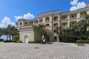 31 Harbour Isle Dr W in Fort Pierce, FL - Building Photo