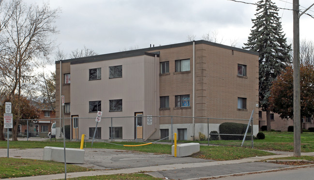 Villager Apartments in Whitby, ON - Building Photo - Building Photo