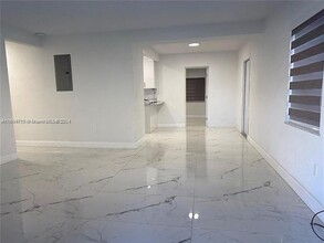 220 SW 63rd Ct in Miami, FL - Foto de edificio - Building Photo