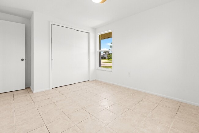 1057 Tropical Ave NW in Port Charlotte, FL - Foto de edificio - Building Photo