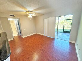 4457 Treehouse Ln in Tamarac, FL - Building Photo