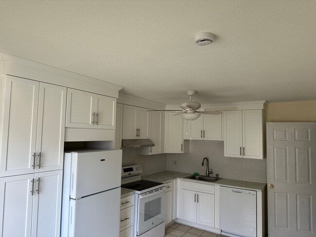 127 New Britain Ave in Unionville, CT - Foto de edificio - Building Photo