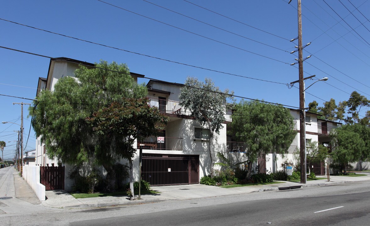 15903 Prairie Ave in Lawndale, CA - Building Photo