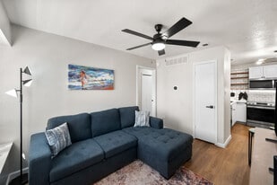 1700 Crestpoint Dr in Arlington, TX - Building Photo