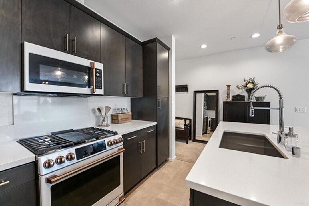 3271 Vestra Way in Carlsbad, CA - Building Photo