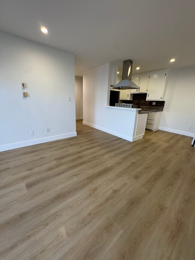 5511 Corteen Pl, Unit 7 in Los Angeles, CA - Foto de edificio - Building Photo
