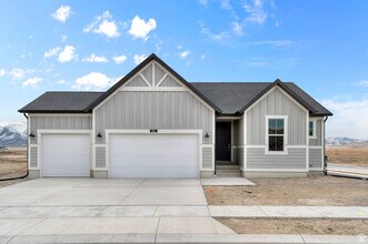 6811 N Desert Crk in Eagle Mountain, UT - Building Photo - Building Photo