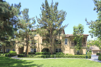 Estancia Apartment Homes in Irvine, CA - Foto de edificio - Building Photo