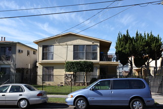 Variel Garden in Canoga Park, CA - Foto de edificio - Building Photo