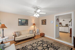 451 Broad St, Unit Garden View in Butte Falls, OR - Building Photo