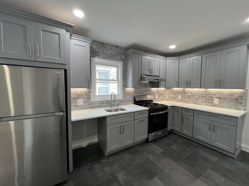 30 E Henry St, Unit 1 in Linden, NJ - Building Photo