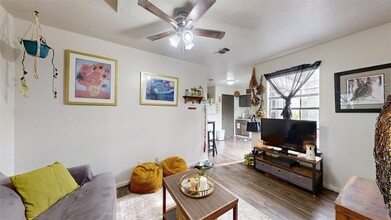 725 Peppertree Dr, Unit 22 in Bryan, TX - Foto de edificio - Building Photo
