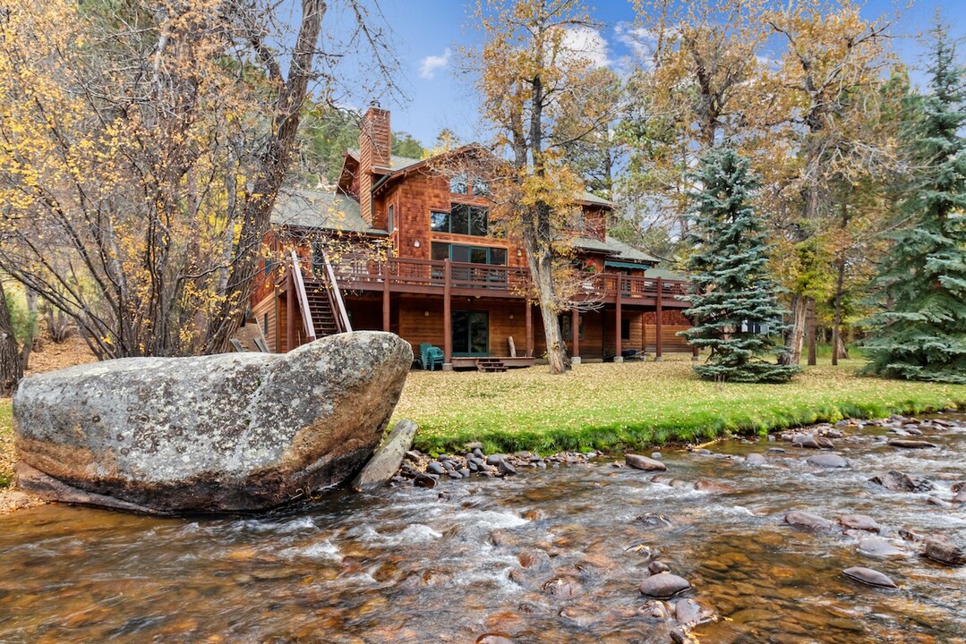 410 Fall River Ln in Estes Park, CO - Building Photo