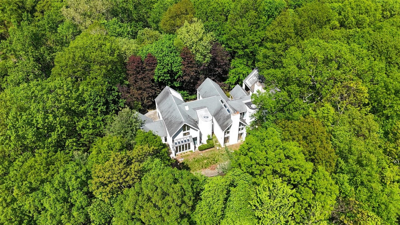 246 Cleft Rd in Mill Neck, NY - Building Photo
