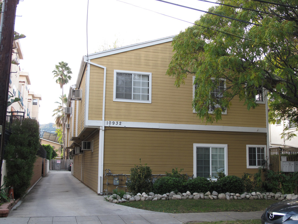 10932 Bloomfield St in North Hollywood, CA - Foto de edificio