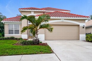 192 Braemar Ave in Venice, FL - Building Photo