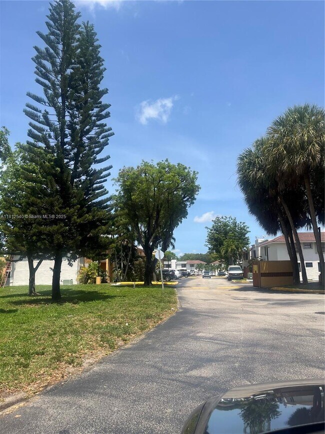 10891 NW 7th St in Miami, FL - Building Photo - Building Photo