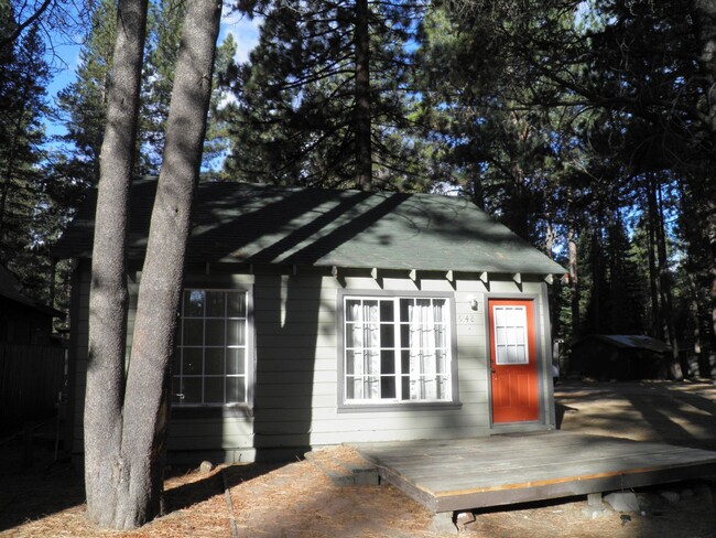 948 Tata Ln in South Lake Tahoe, CA - Foto de edificio - Building Photo