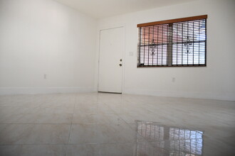 55 E 11th St, Unit 27 in Hialeah, FL - Building Photo - Building Photo