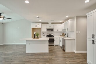 1014 Graham Dr in Tomball, TX - Building Photo - Building Photo