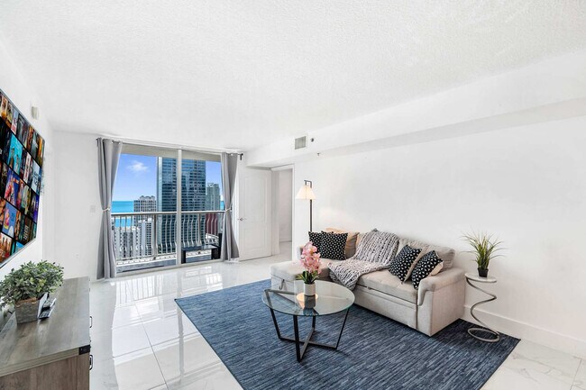 1 SE 12th St in Miami, FL - Building Photo - Building Photo