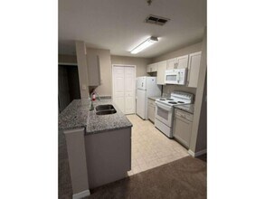 5471 Vineland Rd in Orlando, FL - Building Photo - Building Photo