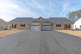 38 W 3rd Ave in Alberta, VA - Building Photo