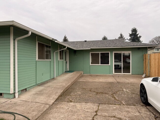 2020 Primrose St in Eugene, OR - Building Photo - Building Photo