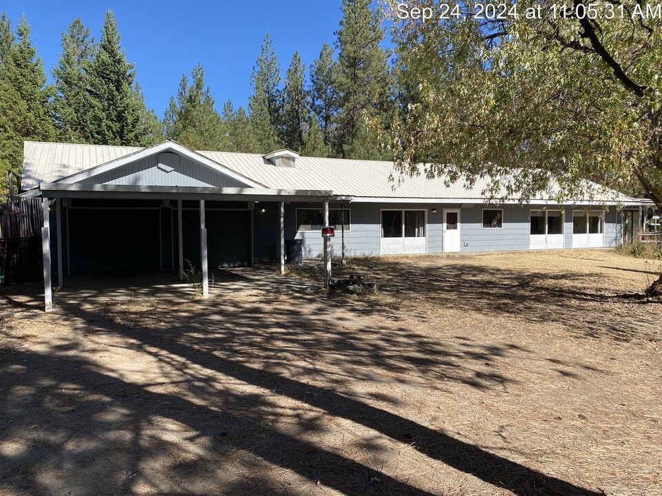 32112 N Pend Oreille Rd in Chattaroy, WA - Building Photo