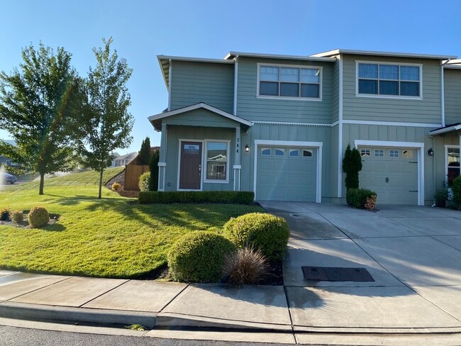 244 Dunthorpe Dr in Medford, OR - Building Photo - Building Photo
