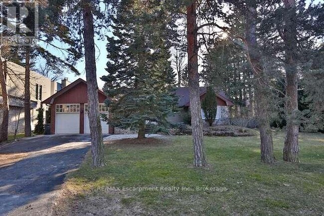 1336 Queen Victoria Ave in Mississauga, ON - Building Photo - Building Photo