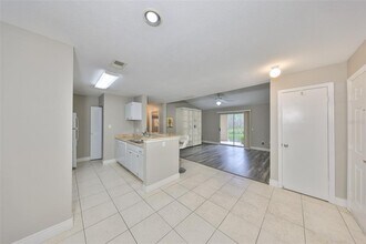 9481 Highland Oak Dr in Tampa, FL - Foto de edificio - Building Photo