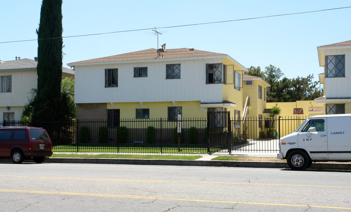 6935 Fulton Ave in North Hollywood, CA - Building Photo