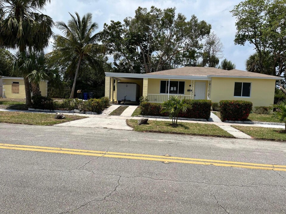 205 Date Palm Dr in Lake Park, FL - Building Photo