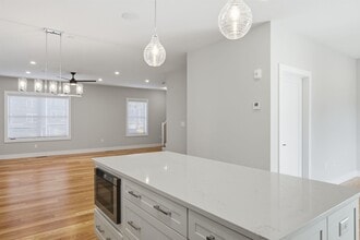 7 Elise Ave in Londonderry, NH - Building Photo - Building Photo