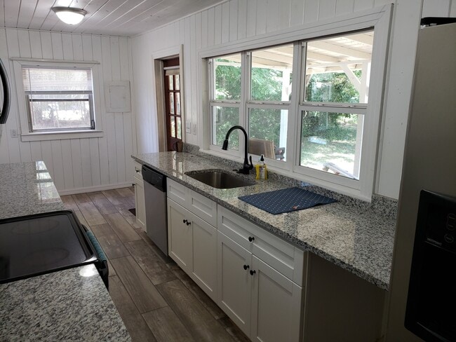 712 N Warfield Ave in Wildwood, FL - Foto de edificio - Building Photo