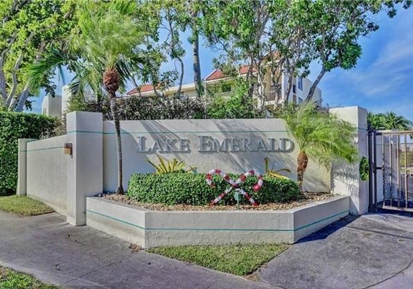 109 Lake Emerald Dr, Unit 108 in Oakland Park, FL - Building Photo - Building Photo