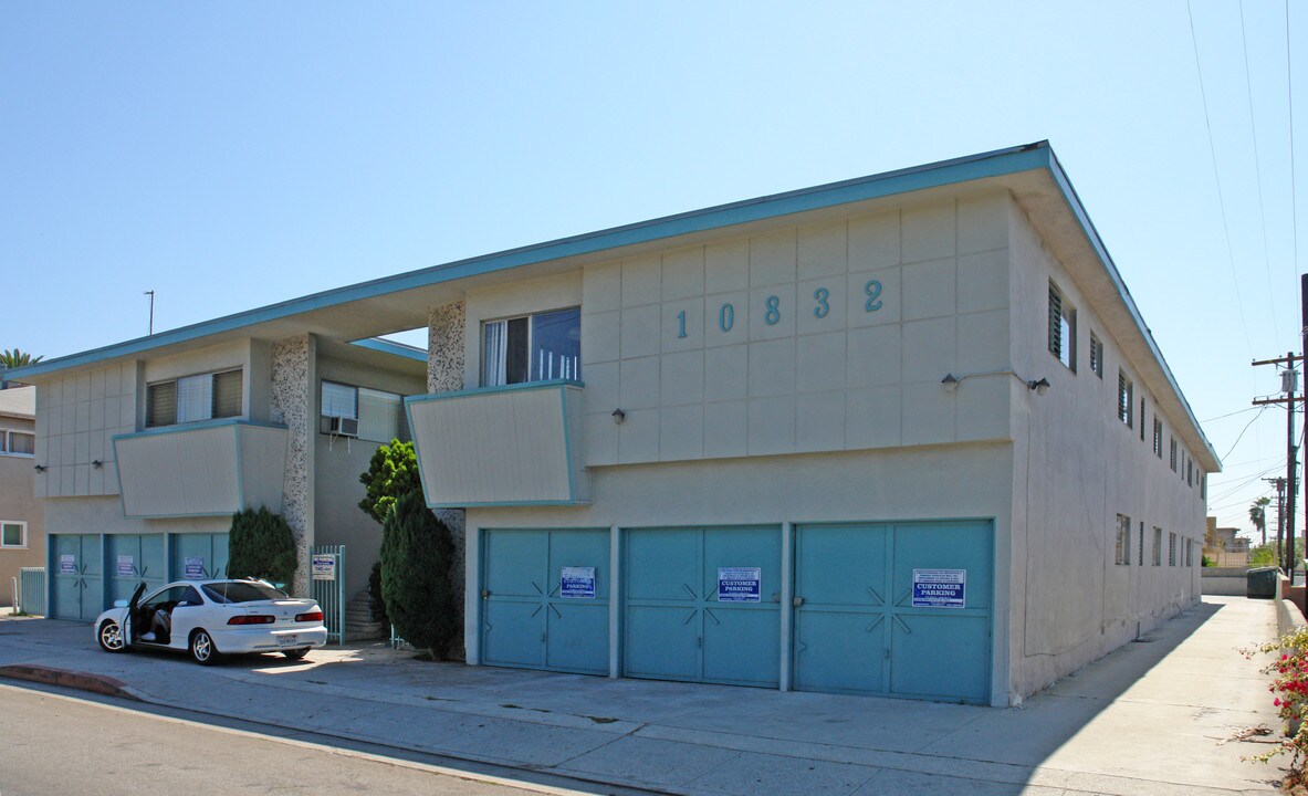 10832 Charnock Rd in Los Angeles, CA - Foto de edificio