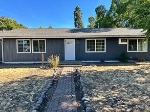 1076 Sunrise Way in Central Point, OR - Building Photo - Building Photo